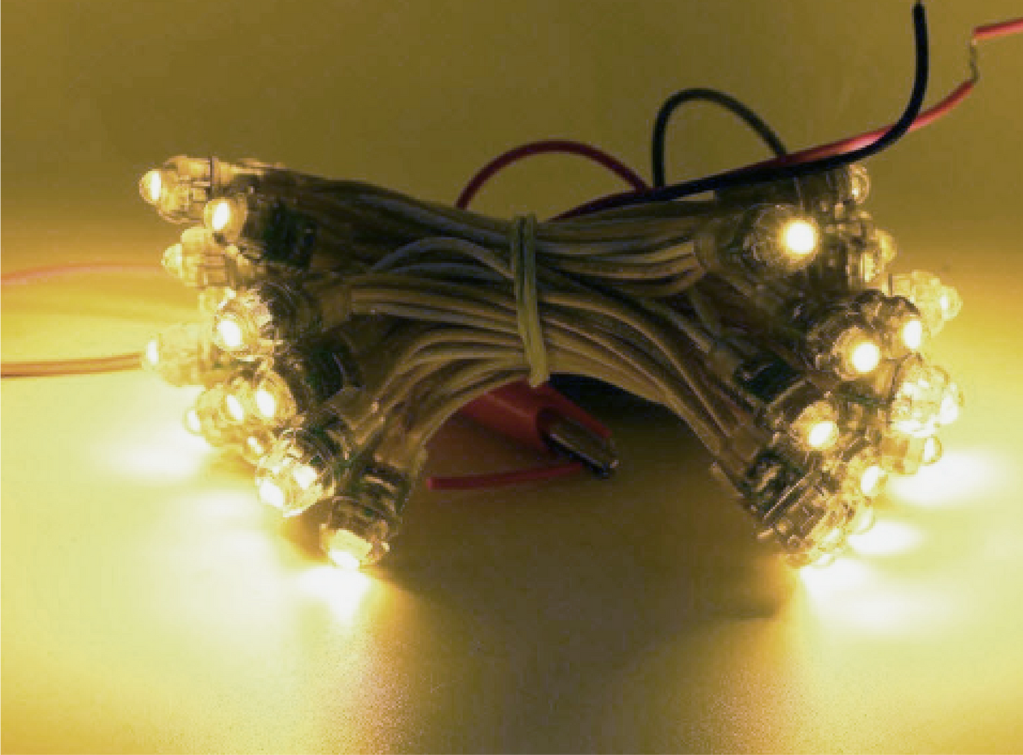 PIXEL DECORATIVO BLANCO CÁLIDO EN CADENA 50 PIEZAS.