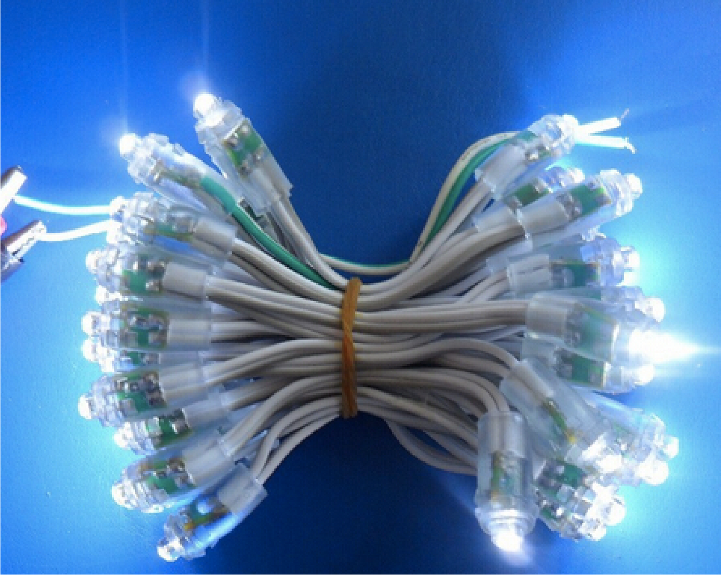 PIXEL DECORATIVO BLANCO FRÍO EN CADENAS 50 PIEZAS